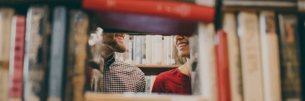APA Generator Afbeelding - twee mensen in bibliotheek
