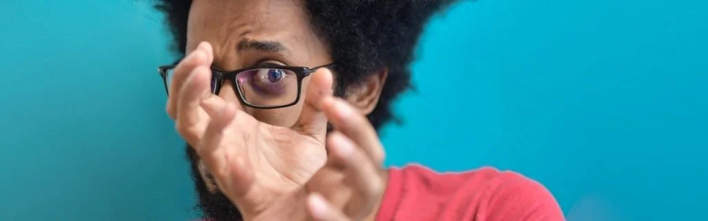 Doelstelling scriptie afbeelding - Jonge man blauw achtergrond